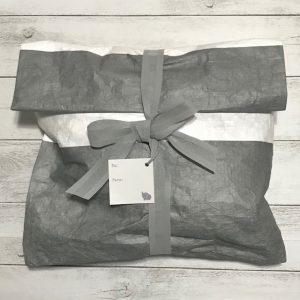 EMBALAGEM PARA PRESENTE-Listrado Cinza e Off White-M